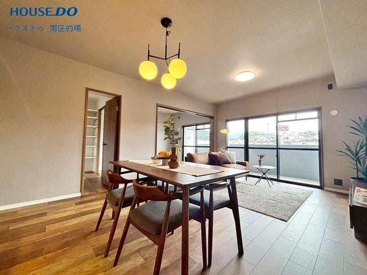 【リビング】
※家具は販売価格には含まれません。
バルコニーに面した大きな窓が開放感を演出してくれる明るいリビング。