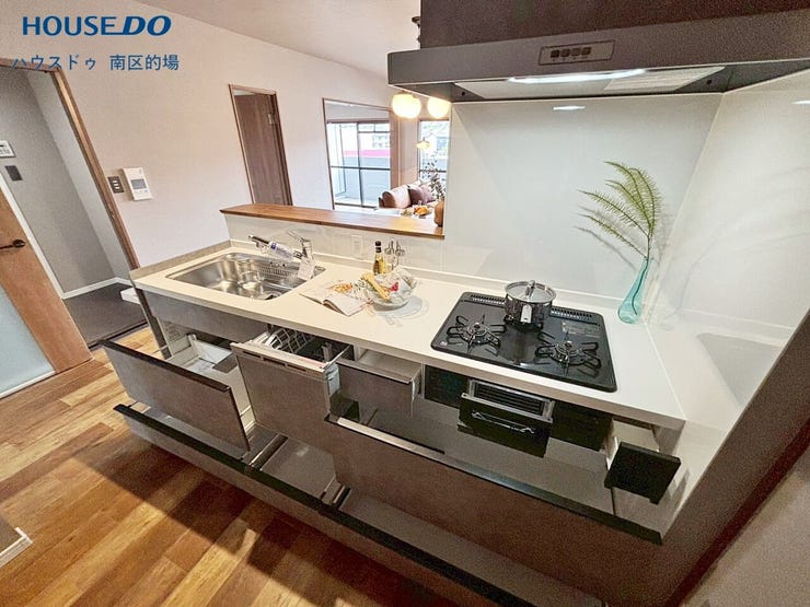 三ツ口コンロや食洗器、浄水器、傷になりにくいワークトップなど家事を楽にしてくれる機能が充実したシステムキッチン。