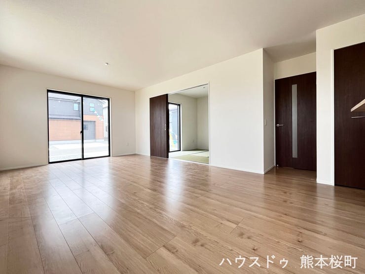 ■安らぎと笑顔の中心地■陽光が優しく降り注ぎ、会話が自然と弾む。ここでは、毎日が特別な時間へと変わります。