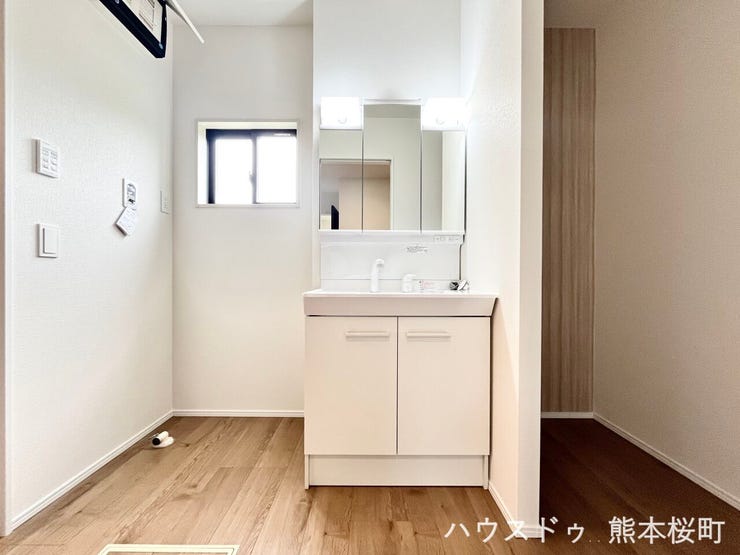 ■清々しいリフレッシュ空間■自分を磨き、気持ちを切り替える。心地よい光が差し込むプライベートスペース。
