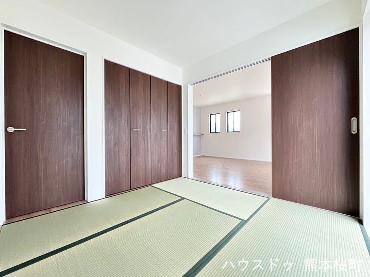 ■1階4.5帖和室■ゲストをもてなし、昼寝や家事にも使える、畳のぬくもりが心地よい多目的万能スペース。