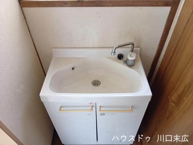 手洗い場として独立したコンパクトな洗面台です。日々の身支度や帰宅時の手洗いをスムーズに行える、生活動線に配慮された実用的な設備です。