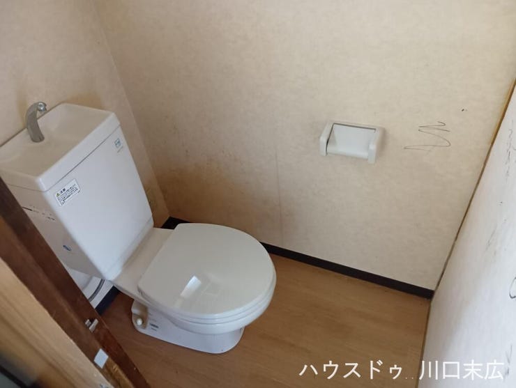 手洗い器が一体となった機能的なトイレです。限られた空間を有効に活用しつつ、使用後の手洗いをスムーズに行える実用性に優れた設計です。