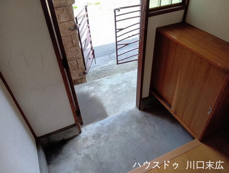 居住空間へ真っ直ぐに繋がる玄関スペースです。引き戸から外の光を取り込みやすく、帰宅するご家族を温かく迎え入れる住まいの顔となる空間です。