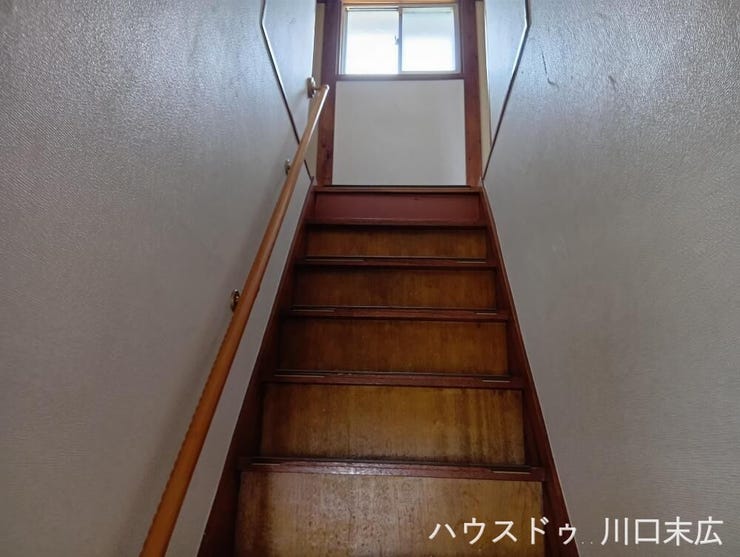 手すりを備え安全性に配慮された階段です。上下階の移動をスムーズにし、日々の暮らしの安全をしっかりとサポートする機能的な生活動線です。