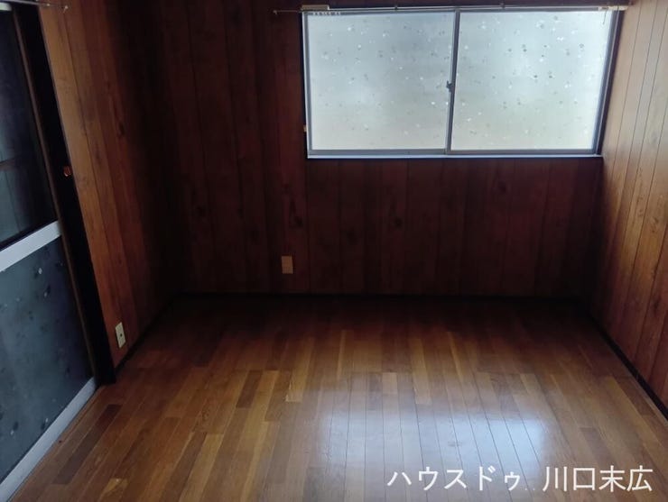 木目調の床材が落ち着いた雰囲気を醸し出す洋室です。お手入れがしやすく、寝室や趣味の部屋などライフスタイルに合わせて柔軟に活用できます。