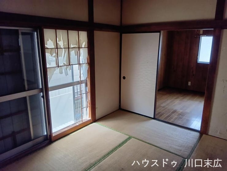 窓から自然光が差し込む明るい和室です。ごろんと横になってくつろぐなど、日本ならではの安らぎを感じられる心地よいプライベート空間です。