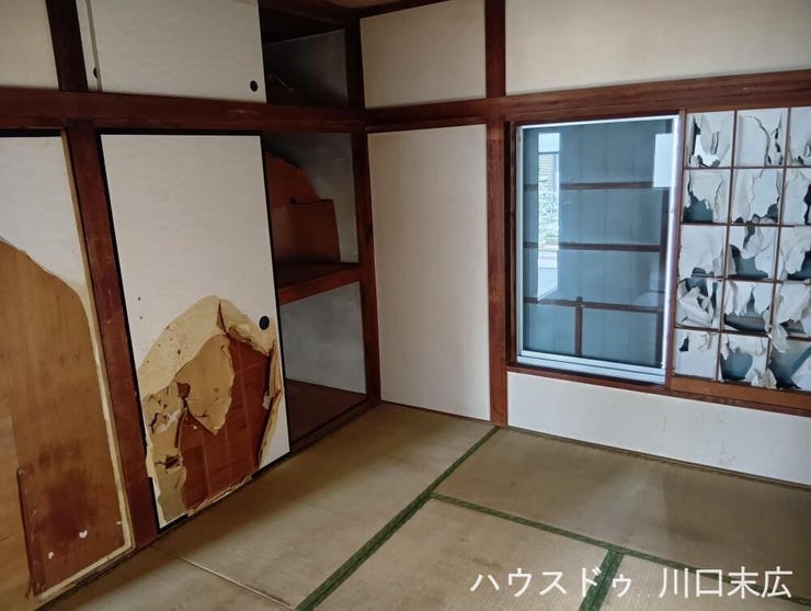 収納スペースを備えた機能的な和室です。ふすまを開閉することで、隣接する空間と繋げてより広く開放的に使うこともできる柔軟な設計です。