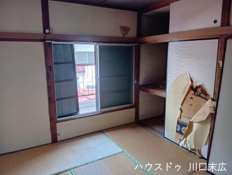 大容量の押入れを備えた和室です。季節の衣類や寝具などをたっぷりと整理でき、居住空間をすっきりと保つための実用的な収納設備が整っています。