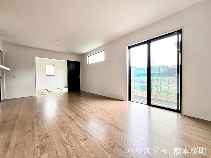 ■安らぎと笑顔の中心地■陽光が優しく降り注ぎ、会話が自然と弾む。ここでは、毎日が特別な時間へと変わります。