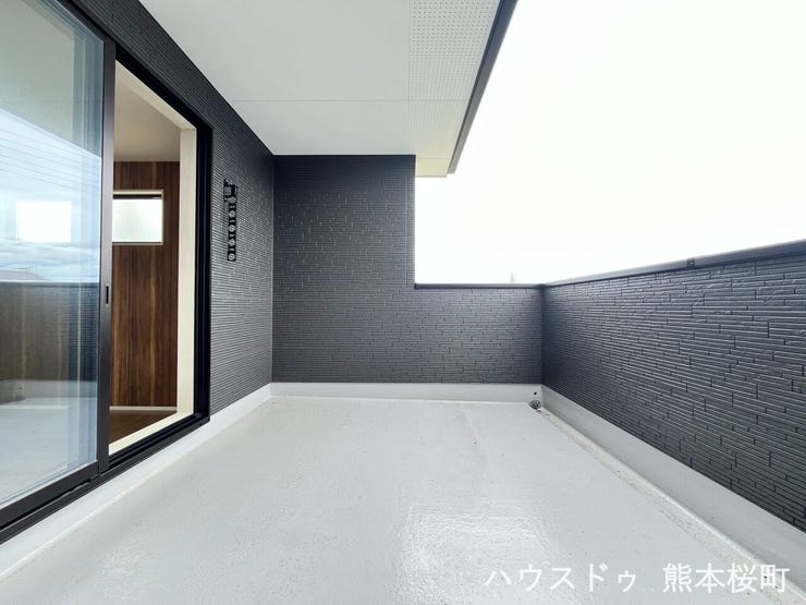 ■空の下の開放的な特等席■日光浴や読書、外の空気を感じながらリフレッシュ。暮らしを豊かにする、もう一つの心地よい空間です。