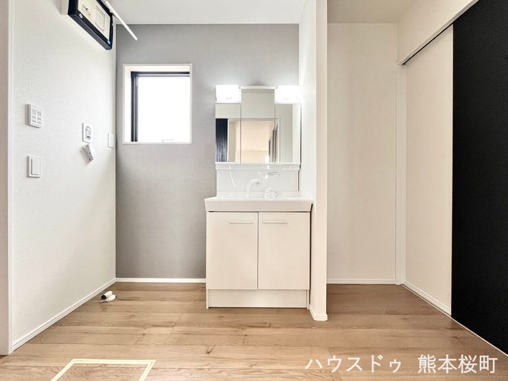 ■清々しいリフレッシュ空間■自分を磨き、気持ちを切り替える。心地よい光が差し込むプライベートスペース。