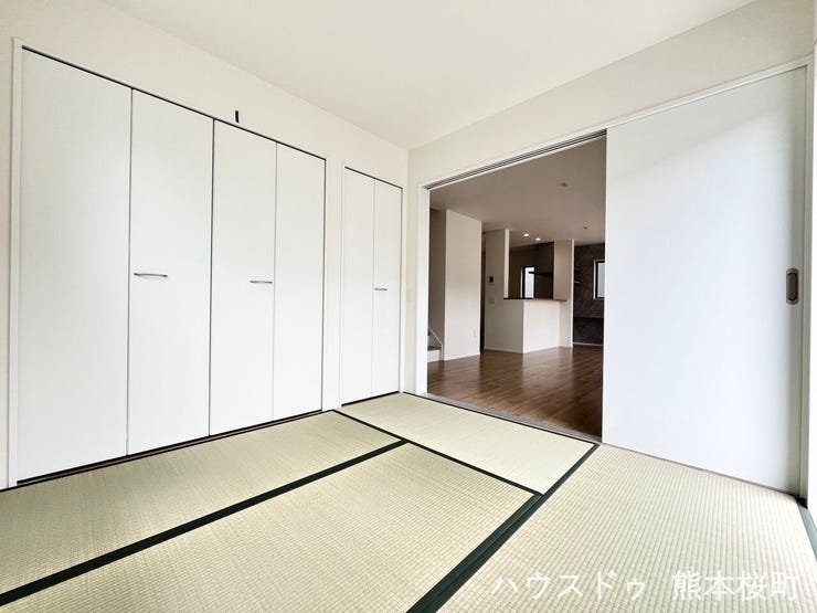 ■1階4.5帖和室■ゲストをもてなし、昼寝や家事にも使える、畳のぬくもりが心地よい多目的万能スペース。