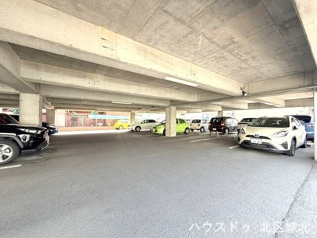 【北東側駐車場】
屋根が付いていますので、雨の日も快適に乗り降りできます。