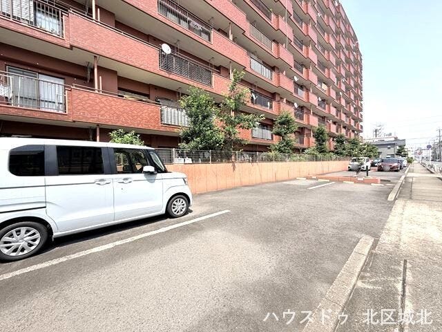 【南西側駐車場】
車の出し入れがしやすく、毎日の利用に便利です。