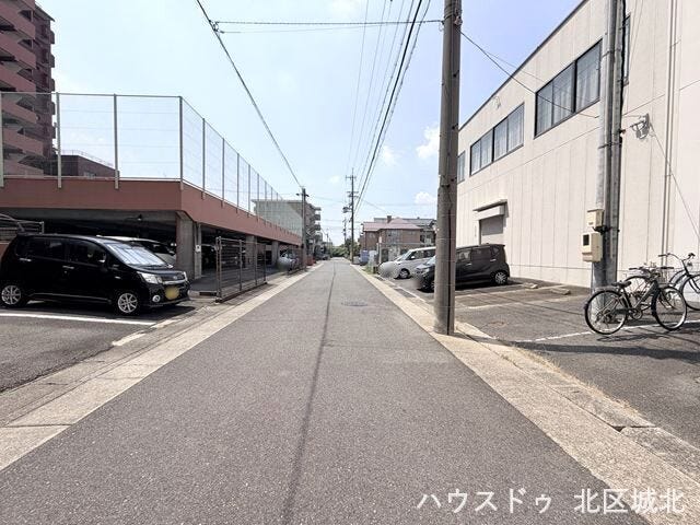 【北東側前面道路】
道路幅にゆとりがあるので、車種を選びません。大きめの車を乗りたい方にもオススメです。