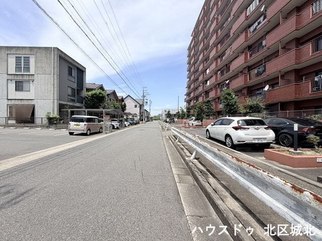 【南西側前面道路】
整備された歩道のある前面道路です。歩行者の方も安全に通行できる道路になっています。