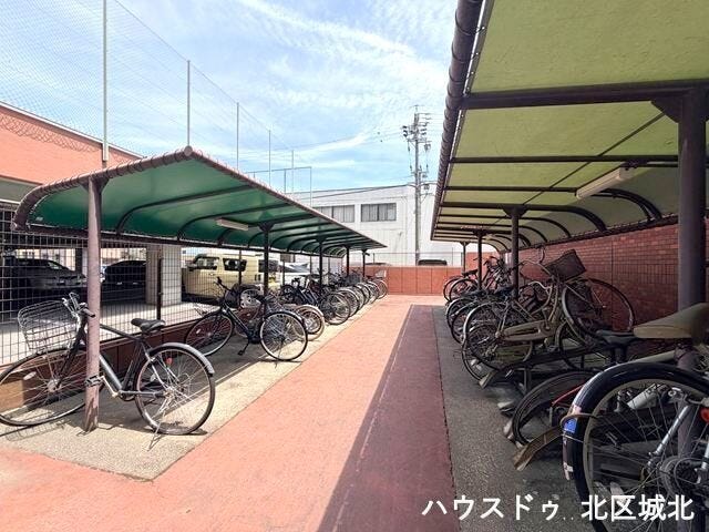 オートロック内共用部。大切な自転車を守る屋根付き駐輪場です。