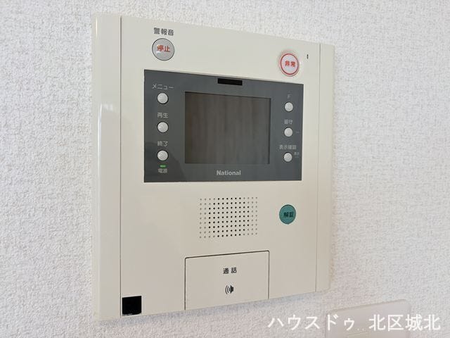 インターホンにモニターが付いているので、玄関まで行かずに来客の対応が出来ます。