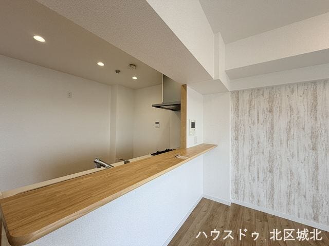 配膳や片付けもスムーズな便利なカウンター付き。
お料理をしながらリビングを見渡せる開放的な設計です。