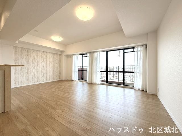 リビングとダイニングキッチンがワンフロアに集まった開放的な空間。できた料理をすぐに食卓へ運べるのも嬉しいところです。