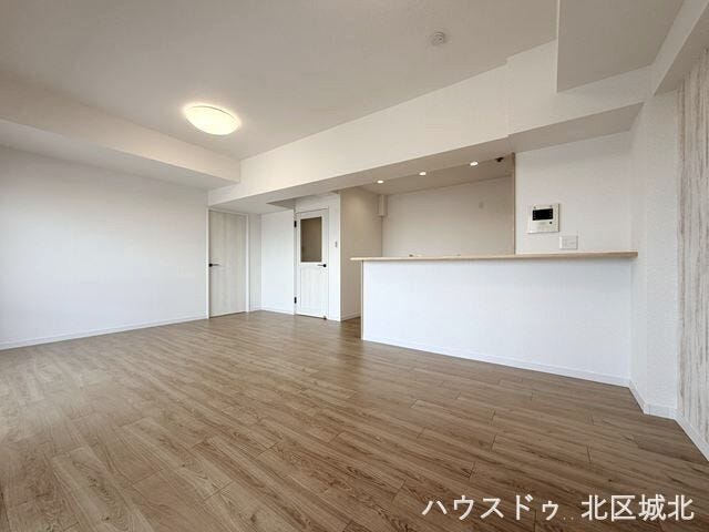 室内は木目の落ち着きの感じられる雰囲気になっています。