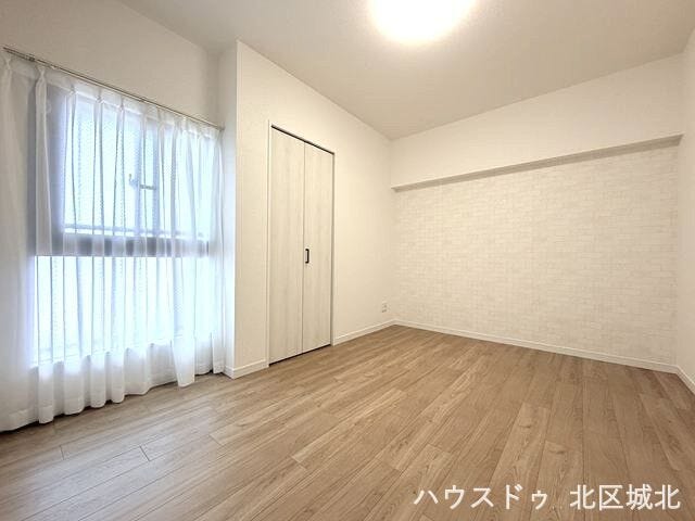 【6.2帖洋室】
やさしい光に包まれる洋室。心地よい毎日を過ごせる空間です。