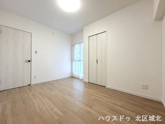【6.2帖洋室】
クローゼット付きお部屋。季節物の整理に便利で、使い勝手の良い洋室収納です。