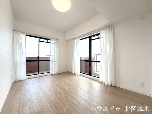 【6帖洋室】
2面採光で明るい洋室。寝室や子ども部屋として使いやすい一室です。
