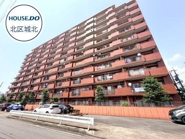 重厚感ある外観が街並みに映える大規模レジデンス。
手入れの行き届いた共用部が印象的な住まいです。