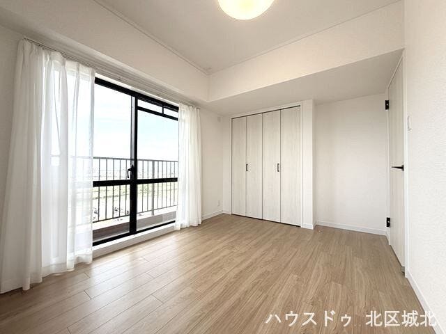 【6帖洋室】
窓からたっぷりと陽光がふりそそぐ明るい空間です。心地よい毎日を過ごせる空間です。