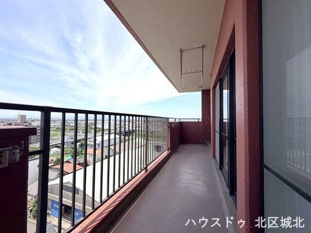 【LDK隣接バルコニー】
広さのあるバルコニーで洗濯物もたっぷり干せます。日々の家事が快適に。