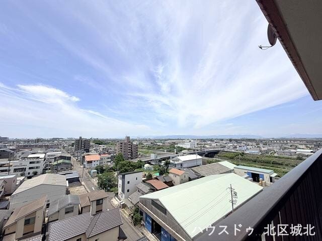 バルコニーからは眺めのよい風景が一望できます。