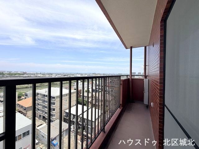 【6帖洋室隣接バルコニー】
青空を感じる開放的なバルコニー。
当物件には合計3つのバルコニーが付いています。
用途に合わせて使い分けられるのが嬉しいですね。