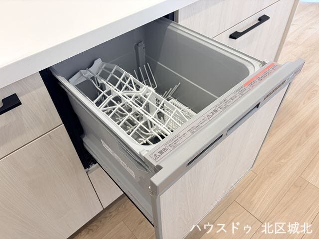 バタバタと忙しい朝にはとても便利で助かる食器洗浄乾燥機がついています。