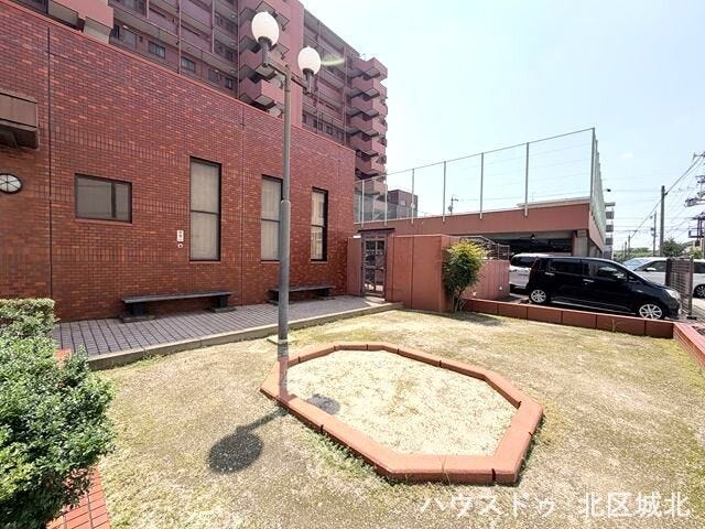 ちょっとした休憩に便利な共用スペース。
お子様の気分転換にも嬉しい敷地内スペースです。
