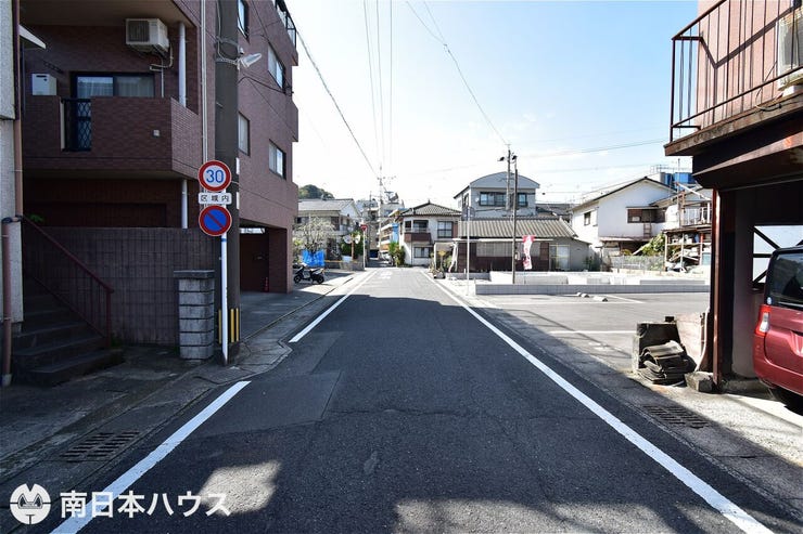 【前面道路】南西向きの前面道路幅は約6mです!交通量の少ない前面道路です!