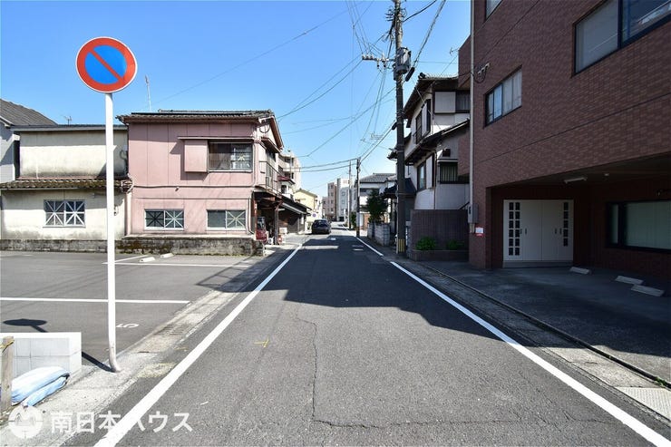 【前面道路】南西向きの前面道路幅は約6mです!交通量の少ない前面道路です!