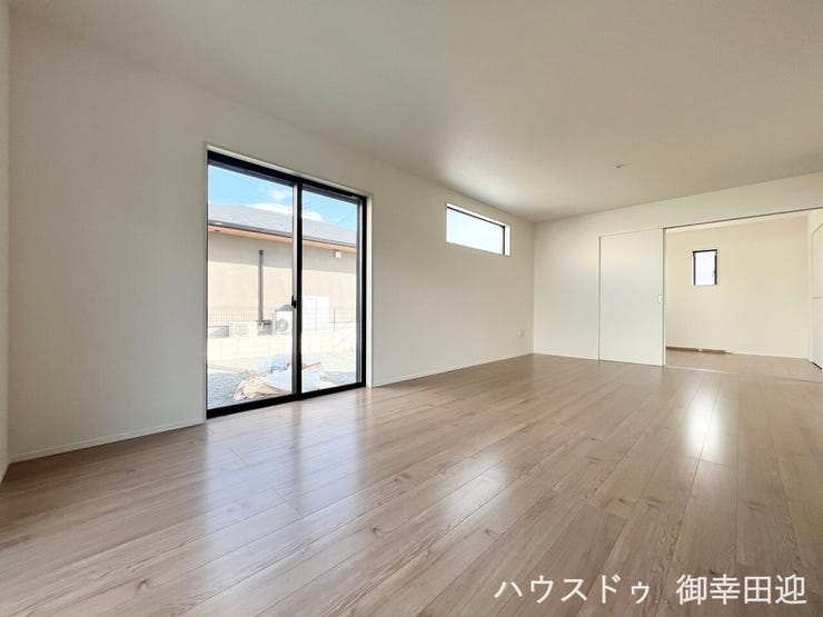 ■安らぎと笑顔の中心地■陽光が優しく降り注ぎ、会話が自然と弾む。ここでは、毎日が特別な時間へと変わります。
