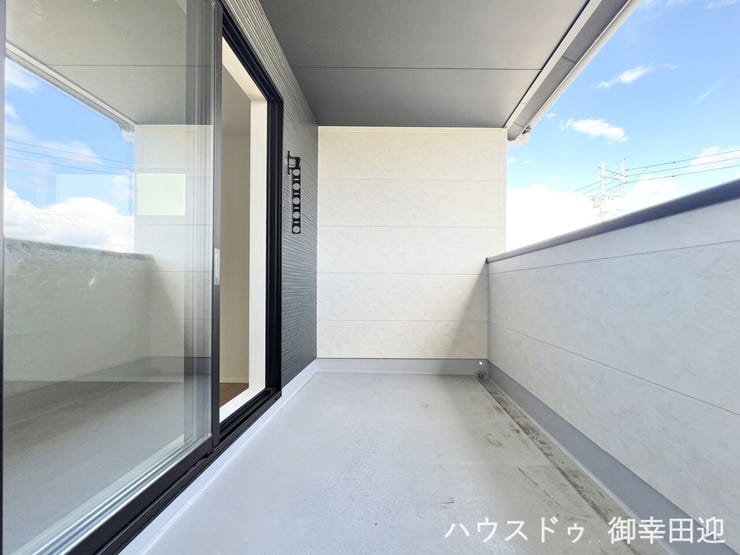 ■空の下の開放的な特等席■日光浴や読書、外の空気を感じながらリフレッシュ。暮らしを豊かにする、もう一つの心地よい空間です。