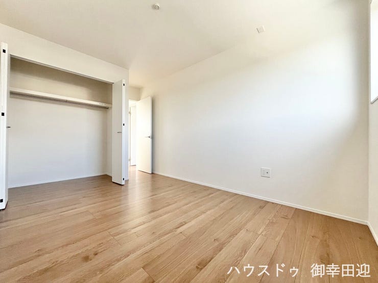 ■2階6.5帖洋室■寝室、書斎、趣味の部屋。家族の成長やライフスタイルに合わせ、様々な使い方ができる快適な空間です。