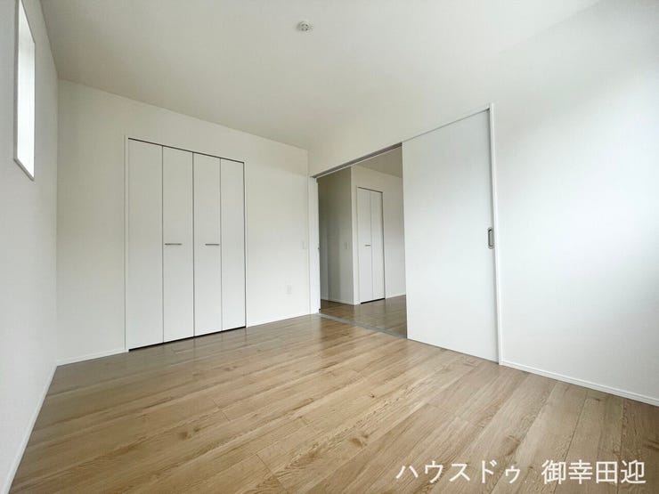 ■1階6帖洋室■客間や子供のプレイルームに。LDK隣接の機能的な1階6帖