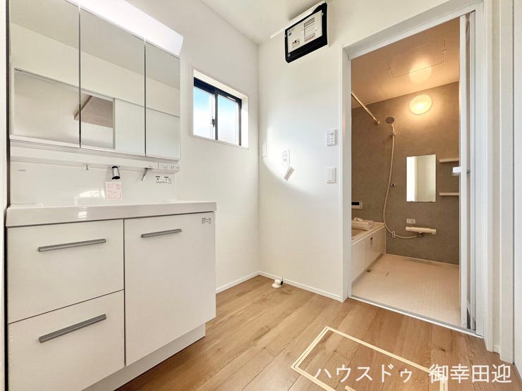 ■清々しいリフレッシュ空間■自分を磨き、気持ちを切り替える。心地よい光が差し込むプライベートスペース。