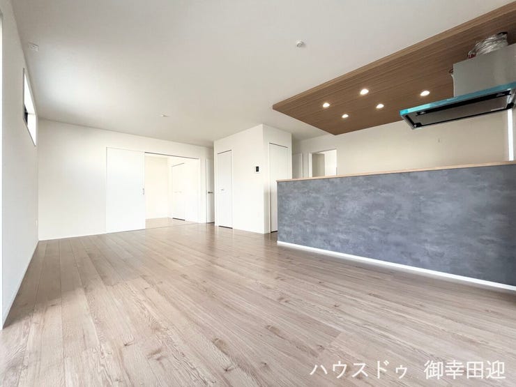 ■安らぎと笑顔の中心地■陽光が優しく降り注ぎ、会話が自然と弾む。ここでは、毎日が特別な時間へと変わります。