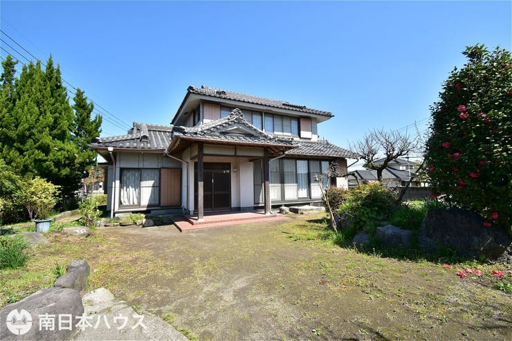 【外観】敷地内外観です!
1981年8月築:6DK木造2階建ての家があります。