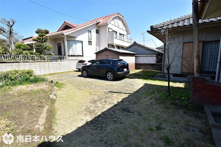 【外観】敷地内外観です!
1981年8月築:6DK木造2階建ての家があります。