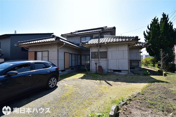 【外観】敷地内外観です!
1981年8月築:6DK木造2階建ての家があります。