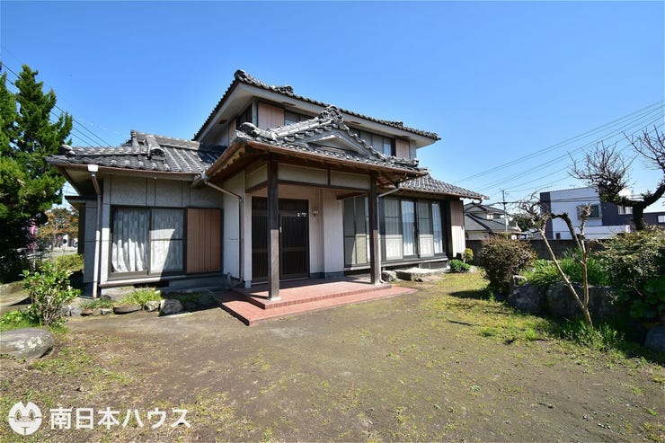 【外観】敷地内外観です!
1981年8月築:6DK木造2階建ての家があります。