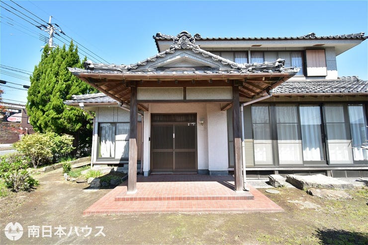 【外観】敷地内外観です!
1981年8月築:6DK木造2階建ての家があります。