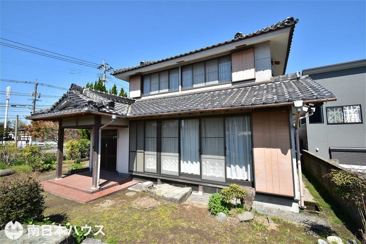 【外観】敷地内外観です!
1981年8月築:6DK木造2階建ての家があります。